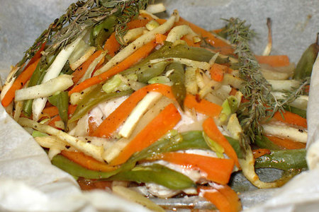 Фото к рецепту: Куриная грудка с овощами в пергаменте