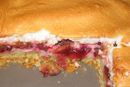 Фото к рецепту: Сливовый пирог под миренгами