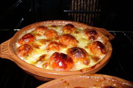 Фото к рецепту: Мясо индейки запеченное под помидорами и моцареллой