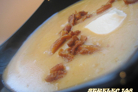 Фото к рецепту: Суп-пюре картофельный с лисичками и вялеными томатами.