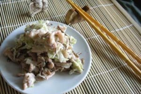 Фото к рецепту: Кальмар с куриной грудкой и морской капустой