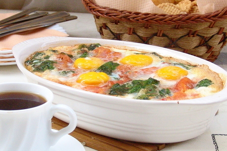 Фото к рецепту: Шпинатно-томатная запеканка к завтраку