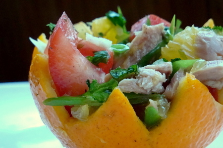 Фото к рецепту: Салат с тунцом и апельсинами. легкий и вкусный!