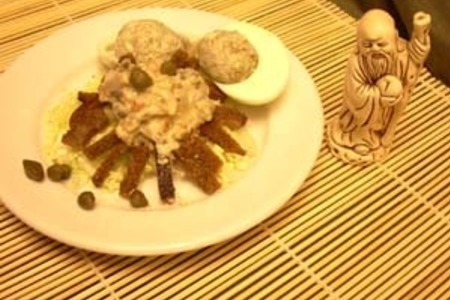 Фото к рецепту: Фаршированные ржаным хлебом яйца на салате садко