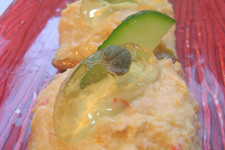 Фото к рецепту: Канапе с куриным паштетом и лимонным желе.