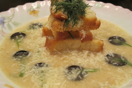 Фото к рецепту: Куриный крем-суп с маслинами, лимоном и чесночными гренками