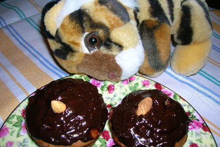 Фото к рецепту: Сырные кексы с фисташками и малиновым джемом