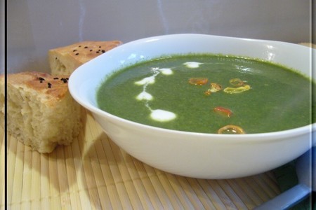 Фото к рецепту: Витаминный изумрудный суп со шпинатом и зеленым горошком "лето зимой"
