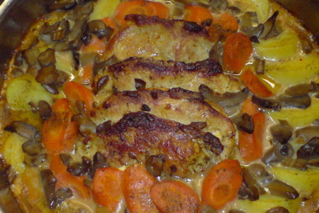 Фото к рецепту: Мясо с овощами под грибным соусом