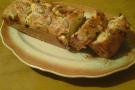 Фото к рецепту: Закусочный кекс с помидорами, брынзой и тыквенными семечками