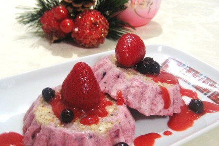Фото к рецепту: Десерт-парфе с ягодами "под мухой"