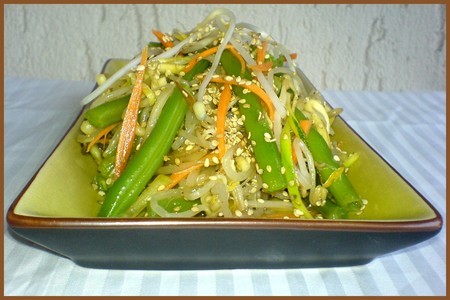 Фото к рецепту: Салат с проростками  "энергия"