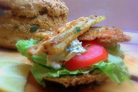 Фото к рецепту: Бутерброд «старая петербурженка» с яичным салатом и корюшкой в панировке из семечек.