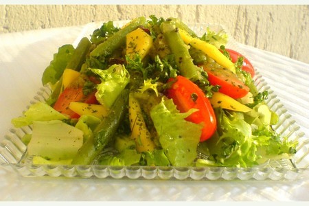 Фото к рецепту: Салат из стручковой фасоли с соусом киви