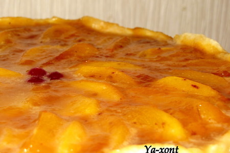 Фото к рецепту: Пирог с начинкой из хурмы с кремом.