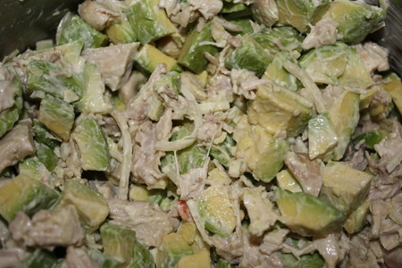 Фото к рецепту: Салатик из курочки и авокадо