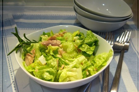Фото к рецепту: Салат с  отварной рыбой и камембером