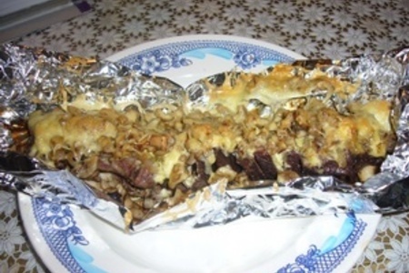 Фото к рецепту: Ребрышки запеченые с грибами и сыром