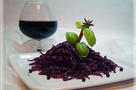 Фото к рецепту: Краснокочанная капуста с можжевельником, вишней и яблоками.