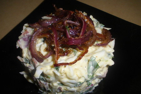 Салат яичный  с карамелизированным луком