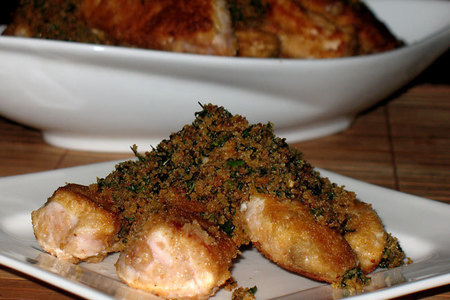 Фото к рецепту: Полоски из куриной грудки в пармезановой корочке с крошкой из зелени