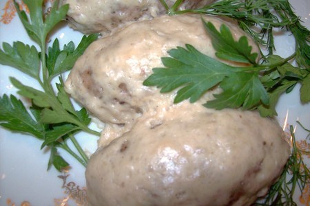 Фото к рецепту: Куриные колбаски  маргоша под соусом бешамель