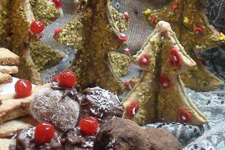 Фото к рецепту: Печенье ёлочка а может и еловый лес! бонус – «конфетки» из поломанных ёлок :)