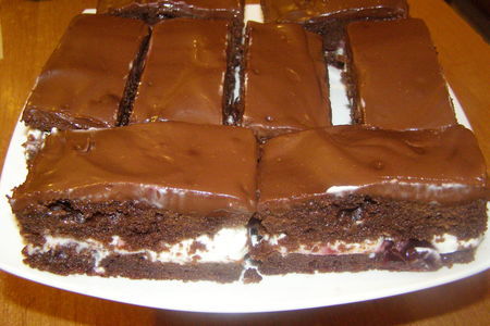 Фото к рецепту: Шоколадно-вишнёвые пироженки