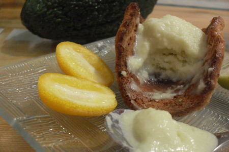 Фото к рецепту: Авокадовое мороженное и печенье "карат"