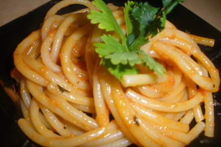 Фото к рецепту: Спагетти в томатно-водочном соусе