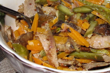 Фото к рецепту: Пряный салат с говядиной,тыквой и грибами