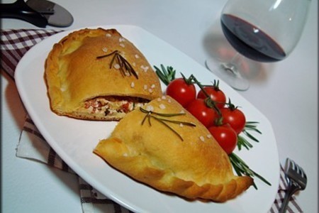 Фото к рецепту: Миникальцоне "трио" (pizza calzone, закрытая пицца).