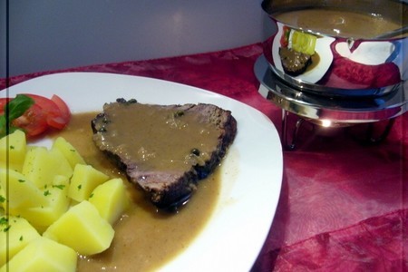 Фото к рецепту: Тушеная говядина с  перечным соусом