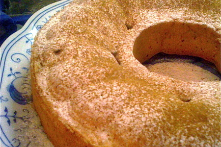 Фото к рецепту: Пирог-бисквит с яблоками и корицей