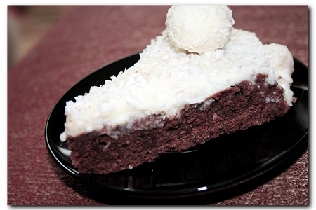 Фото к рецепту: Шоколадный торт с ликером и сливочным кремом