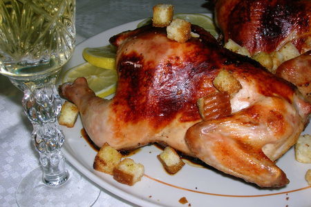 Фото к рецепту: Фаршированные цыплята-корнишоны в шампанском