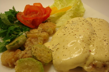 Фото к рецепту: Куриное филе в сырно-сливочном соусе с гарниром из кабачков.