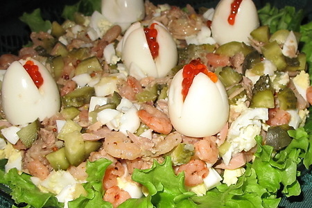 Фото к рецепту: Салат с тунцом и креветками "белые лилии"