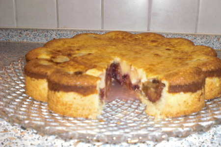 Фото к рецепту: Пирог сливовый с творожной начинкой