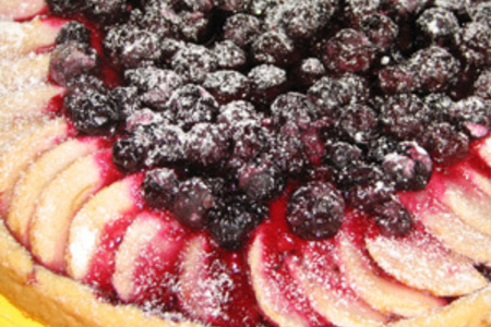 Фото к рецепту: Песочный пирог с яблоками и чёрной смородиной