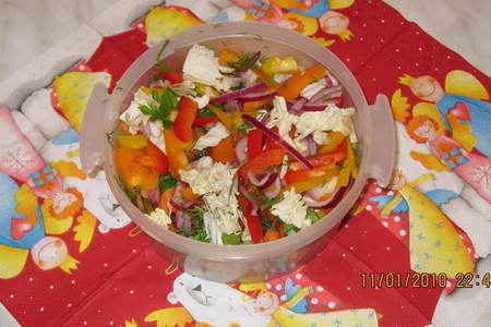Фото к рецепту: Салат овощной по-китайски с копченой курочкой