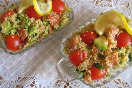 Фото к рецепту: Салат с кус-кусом,авокадо и красной рыбой.