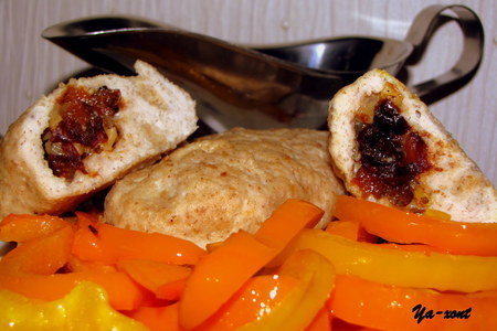 Фото к рецепту: Куриные зразы с сухофруктами и гарниром из печёных перцев