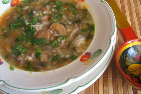 Фото к рецепту: Суп с перловкой и грибами