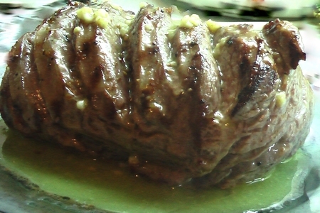 Фото к рецепту: Говяжья вырезка с  горчичным маслом