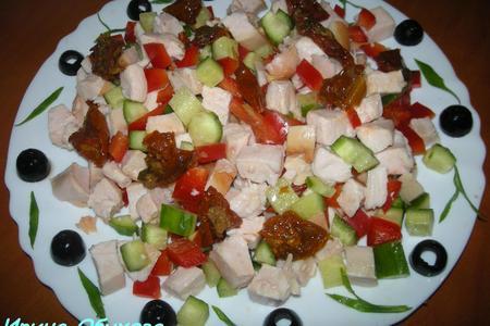 Фото к рецепту: Салат с копченым куриным филе и вялеными помидорами