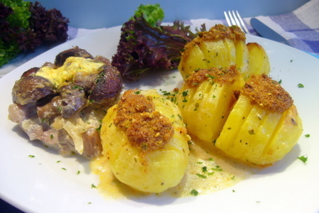 Фото к рецепту: Печеная картошка-гармошка под соусом бешамель