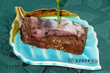 Фото к рецепту: Селедка в винно-горчичном маринаде