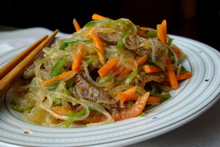 Фото к рецепту: Салат с говядиной  в корейском стиле