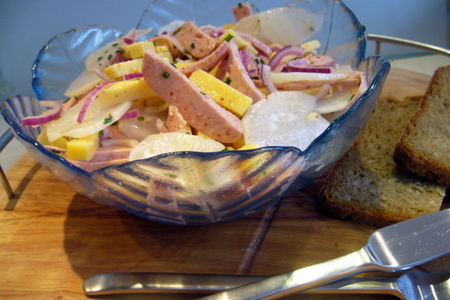Фото к рецепту: Салат из редьки, колбасы и сыра